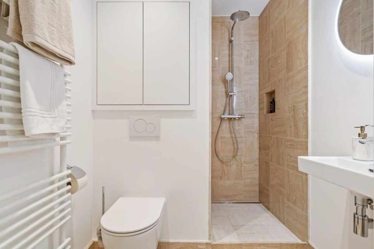 Modern Studio With King Bed, Walk To Attractions Luxembourg Exterior photo
